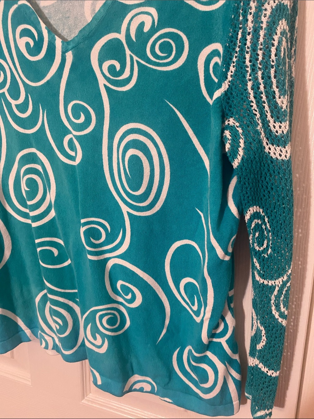 1X Pierri New York Teal and White Swirl V-Neck Tunic Top with fishnet sleeves
